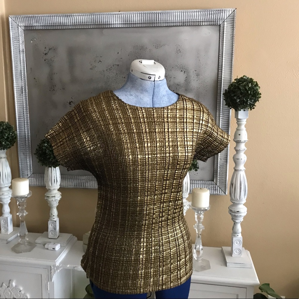 Stretchy gold shirt for a party